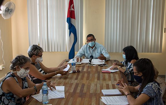 Los traductores e intérpretes asumirán la atención de los servicios de traducción de documentos a la población, dijo Frías Ambassador. Foto: Abel Padrón Padilla/Cubadebate.