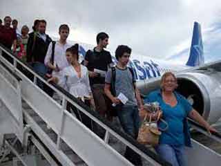 Turistas arribando a Cuba
