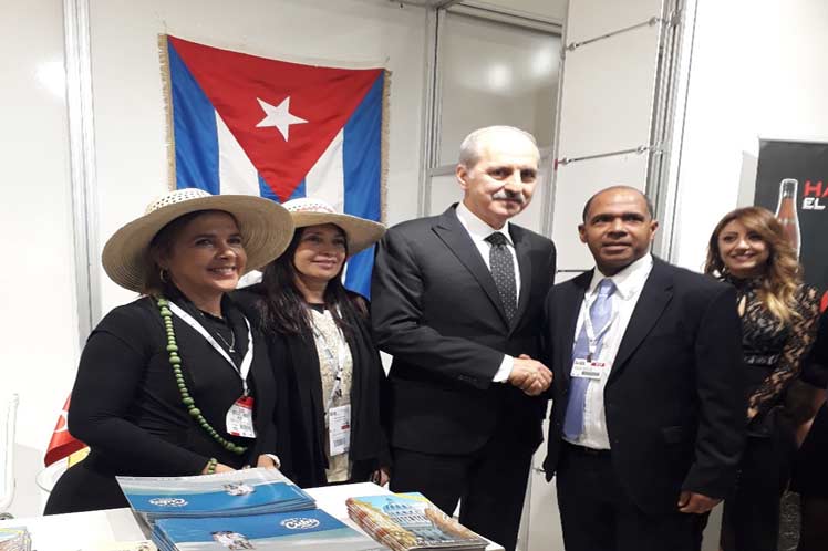 El ministro de Turismo y Cultura de Turquía, Numan Kurtulmus, visitó el stand cubano en la Feria Internacional de Turismo y Viajes del Mediterráneo Oriental