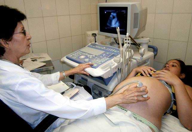 Doctora haciéndolé un ultrasonido a una embarazada