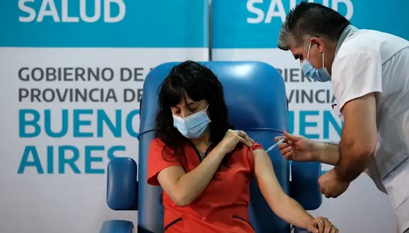 Tras la aplicación de 32.013 dosis de la vacuna Sputnik V entre personal de salud, hubo 317 casos (menos del 1 por ciento) de reacciones leves. Foto: AP.