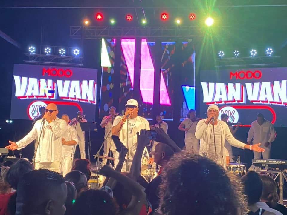 Orquesta cubana activa Modo Van Van en nuevo concierto