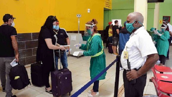 Con riguroso protocola sanitario reciben a pasajeros de vuelos internacionales en el Aeropuerto Internacional Ignacio Agramonte de Camagüey, el 24 de octubre de 2020.ACN FOTO/Rodolfo BLANCO CUÉ