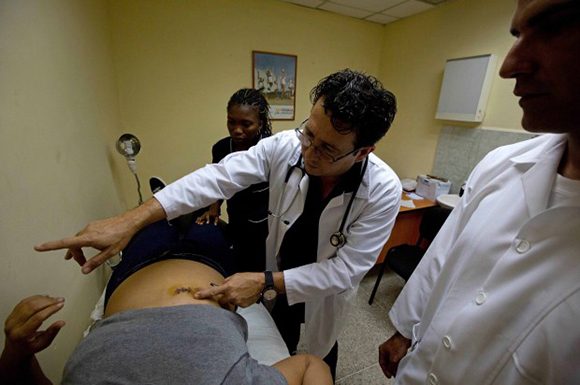 El doctor internacionalista cubano, Omar Fernández, en Venezuela