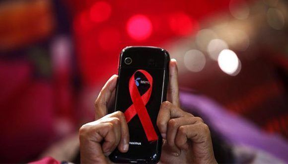 Teléfono celular con slogan que hace alusión al SIDA