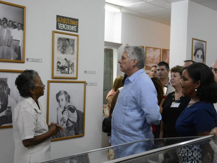  El Presidente cubano presta especial atención a la preservación del patrimonio documental e histórico de la nación cubana. Foto: Estudios Revolución 
