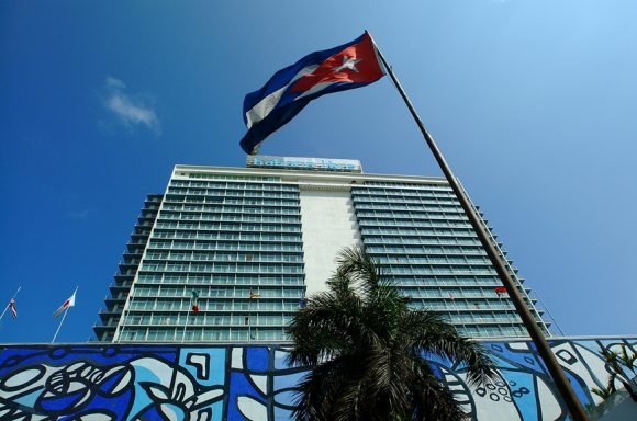Hotel Meliá y Bandera Cubana