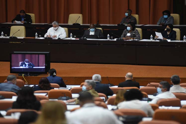 Presidente de Cuba asiste a debate parlamentario