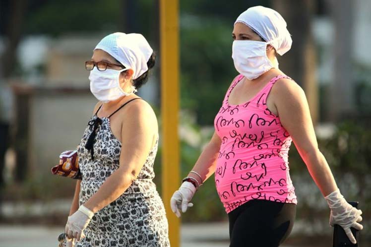 Mujeres cubanas usando nasobuco