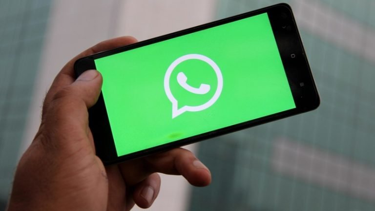 Teléfono móvil con logo de WhatsApp