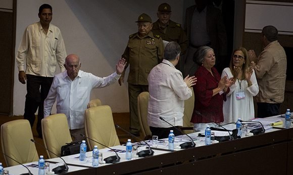 José Ramón Machado Ventura, Segundo Secretario del Comité Central del Partido Comunista de Cuba, saluda a los diputados al entrar al plenario