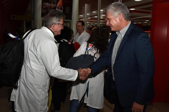 Díaz-Canel resalta labor solidaria de médicos cubanos en el mundo 