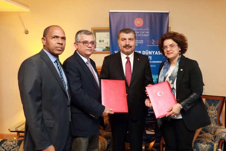 Cuba y Turquía firman protocolo de cooperación sanitaria
