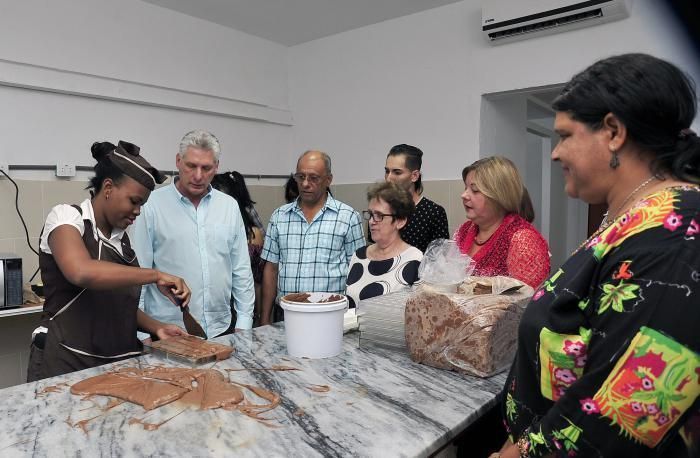 Durante su recorrido por áreas del complejo gastronómico de Zapata y 12, el Presidente de los Consejos de Estado y de Ministros se interesó por la producción artesanal de chocolate. Foto: Estudios Revolución