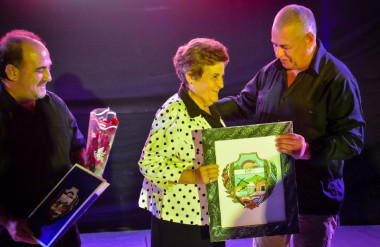 Confieren Escudo de Holguín a periodista cubana