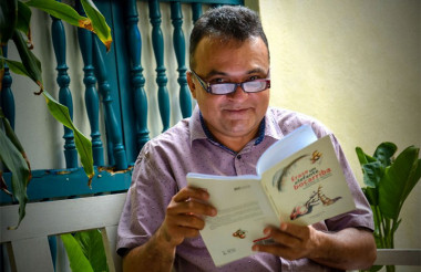 El escritor Ronel González recibió el Premio La Gaceta de Cuba