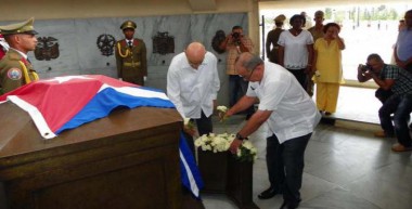 Ante el mausoleo al Héroe Nacional de Cuba, José Martí, y el monolito que guarda las cenizas del líder revolucionario Fidel Castro, el presidente de la Unión de Periodistas de Cuba, Moltó Martorell