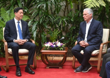El presidente Miguel Díaz-Canel Bermúdez recibió a Gao Zhidan, miembro del Comité Central del Partido Comunista de China, director de la Administración General de Deportes del gigante asiático y presidente del Comité Olímpico de ese país. Foto: Estudios Revolución.