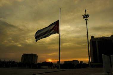 Bandera cubana a media asta como símbolo de duelo. Foto: Ismael Francisco/ Cubadebate.