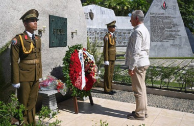 Díaz-Canel rinde homenaje a Fidel en Santa Ifigenia