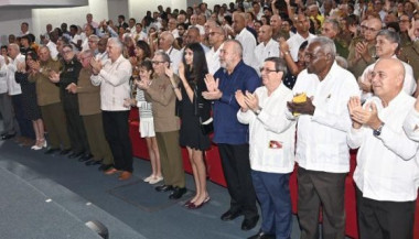 Raúl y Díaz-Canel, junto a otros miembros del Buró Político, encabezaron la clausura de la reunión anual de jefes y jefas de misiones diplomáticas de Cuba en el exterior, que concluyó con una hermosa obra de la compañía de teatro infantil La Colmenita