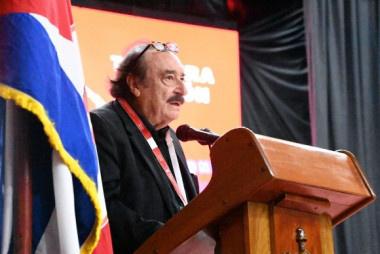 Ignacio Ramonet imparte la conferencia durante el Encuentro Internacional de Publicaciones Teóricas de Partidos y Movimientos de Izquierda. Foto: Presidencia Cuba/ Facebook